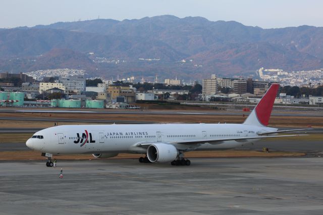 BOEING 777-300 (JA733J)