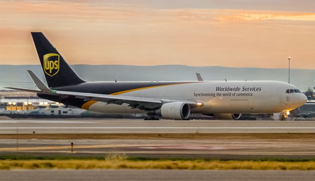 Airbus A300F4-600 (N310UP)