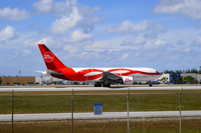 BOEING 767-200 (N881YV) - KMIA RWY09