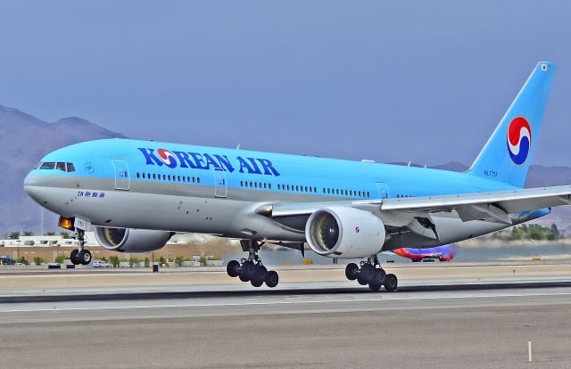 Boeing 777-200 (HL7751) - HL7751 Korean Air Boeing 777-2B5/ER (cn 34210/657)br /br /McCarran International Airport (KLAS)br /Las Vegas, Nevadabr /TDelCorobr /October 09, 2013