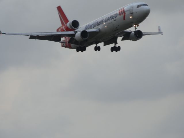 Boeing MD-11 (PH-MCS) - Martinair Cargo Overhead approach