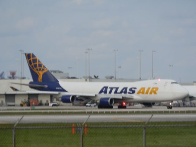 Boeing 747-400 (N415MC)