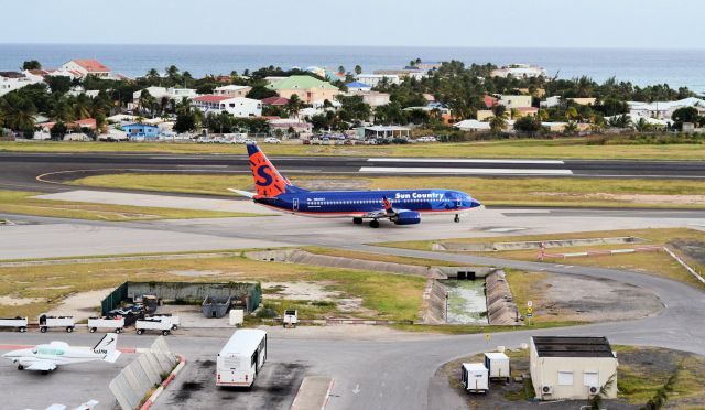 Boeing 737-800 (N809SY)