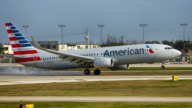 Boeing 737-800 (N976AN) - Crosswind 22 arrival.