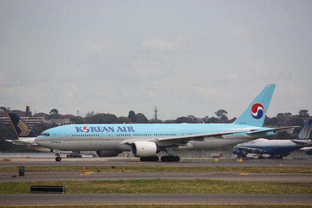 Boeing 777-200 (HL7734)