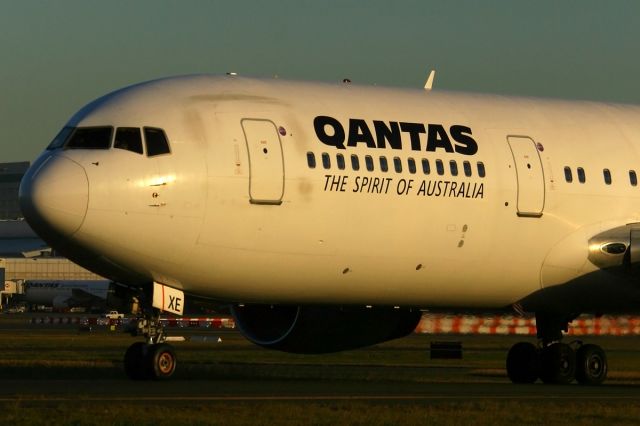 BOEING 767-300 (VH-ZXE)