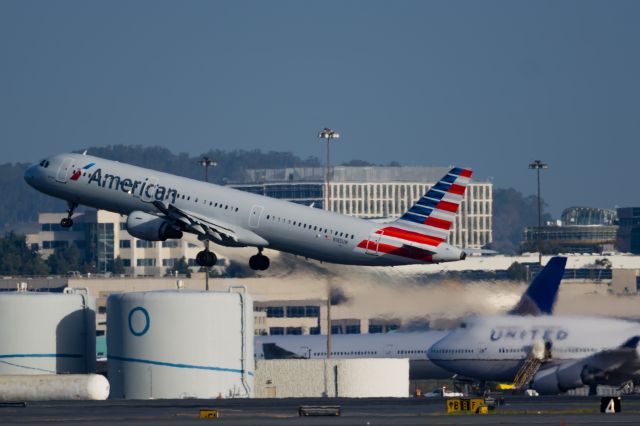 Airbus A321 (N185UW)