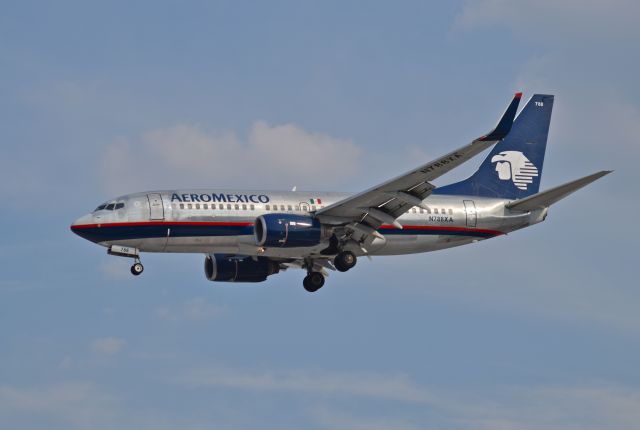 Boeing 737-700 (N788XA) - Boeing B737-752 N788XA MSN 33788 of Aeromexico is on short final to runway 05R at Mexico City International Airport (06/2019).