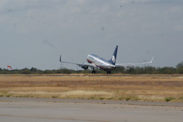 Boeing 737-700 (N908AM)