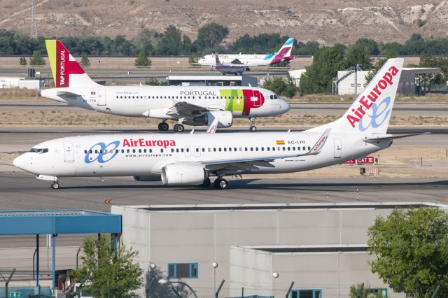 Boeing 737-800 (EC-LYR)