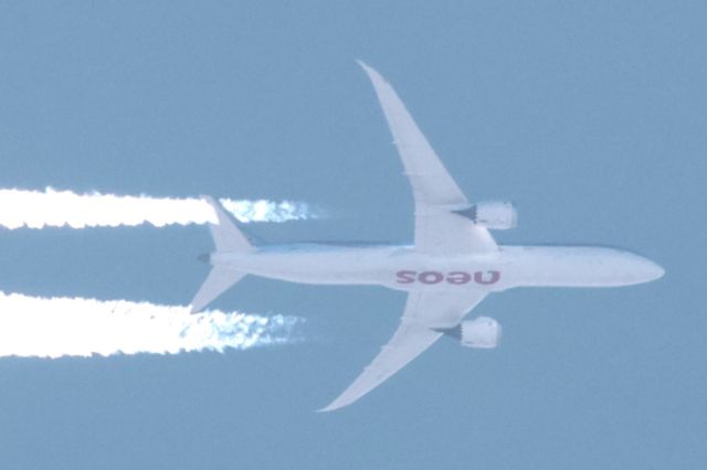 Boeing 787-8 (EI-XIM) - EI-XIM Boeing B-787-9 Neos NO424 De Milano MXP. Vers Toronto YYZ. Altitude 10965 Mètres. Vitesse 752 KM/H. Survolant la ville de Lavaltrie QC. Le 01-05-2025 à 11:47.