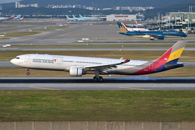 Airbus A330-300 (HL8293)