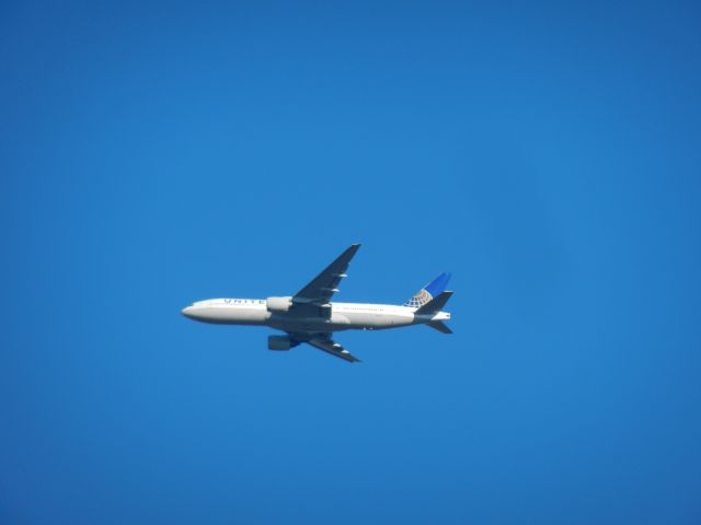 Boeing 777-200 (N227UA) - N227UA, A United Airlines Boeing 777-200, Approaches Dulles Int Airport