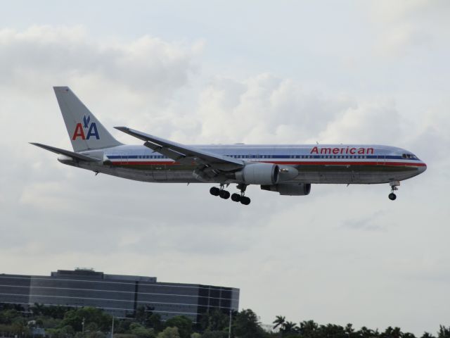 BOEING 767-300 (N363AA)