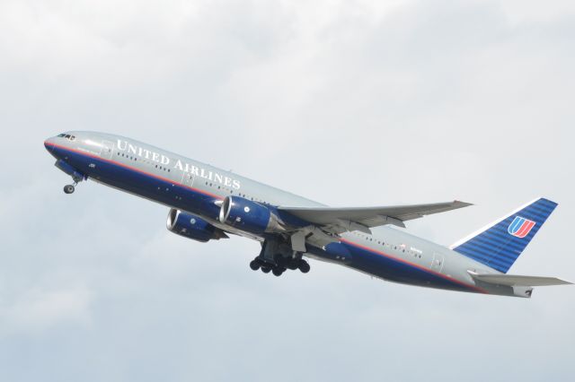 Boeing 777 (N204UA) - UAL 777 takes off from LAX