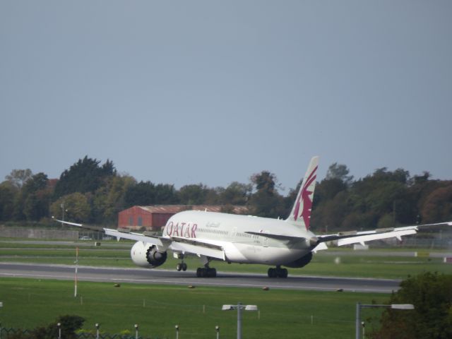 Boeing 787-8 (A7-BDA) - Photo taken from Clouds Suite balcony in the Carlton Hotel.