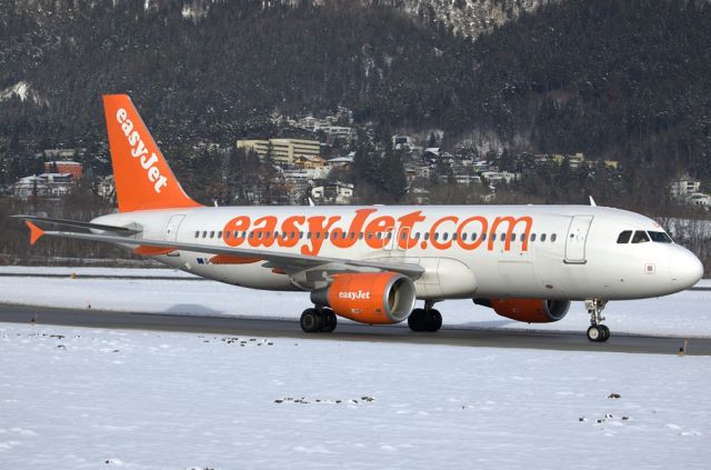 Airbus A320 (G-EZUC)