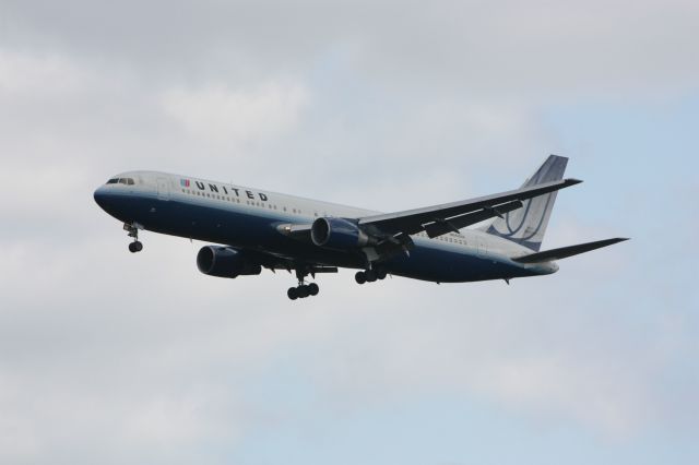 BOEING 767-300 (N642UA)