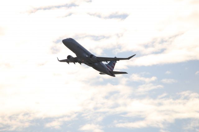 EMBRAER 175 (long wing) (N521SY)