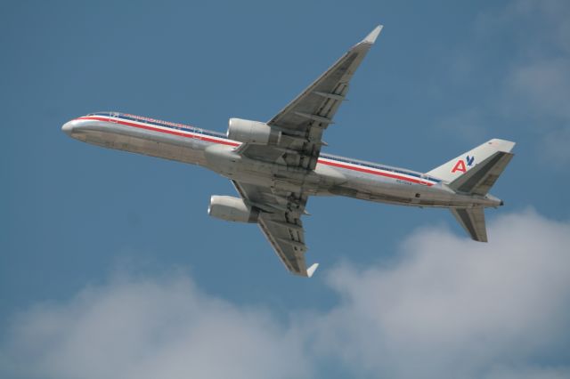 BOEING 767-200 (N639AA) - leaving Miami