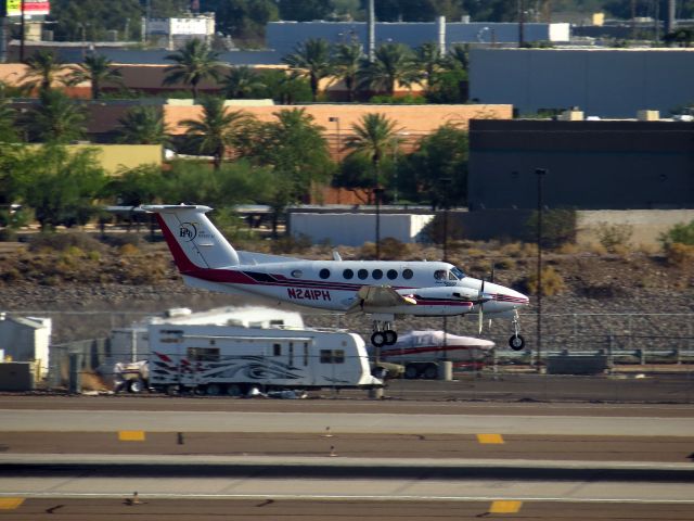 Beechcraft Super King Air 200 (N241PH)