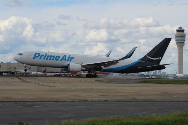 BOEING 767-300 (N457AZ)