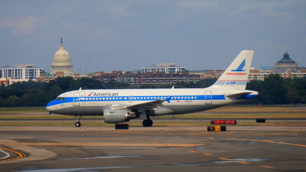 Airbus A319 (N744P)