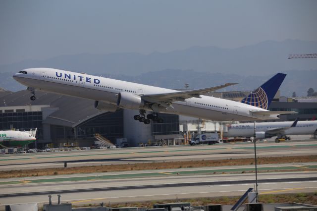 BOEING 777-300ER (N2136U)