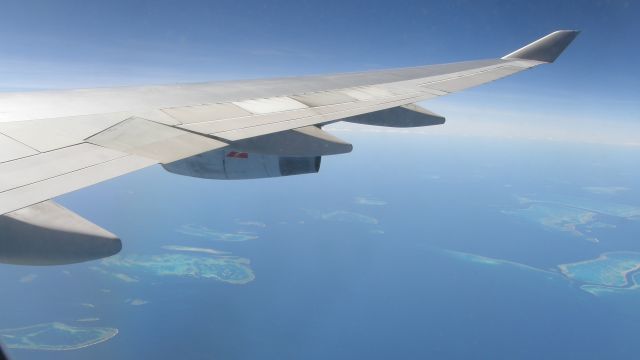 Boeing 747-400 (VH-OJI) - A very nice day with no clouds over Cairns. This was my trip on QF21 from SYD to NRT and thanks to the great barrier reef, I got a nice time in Australia.