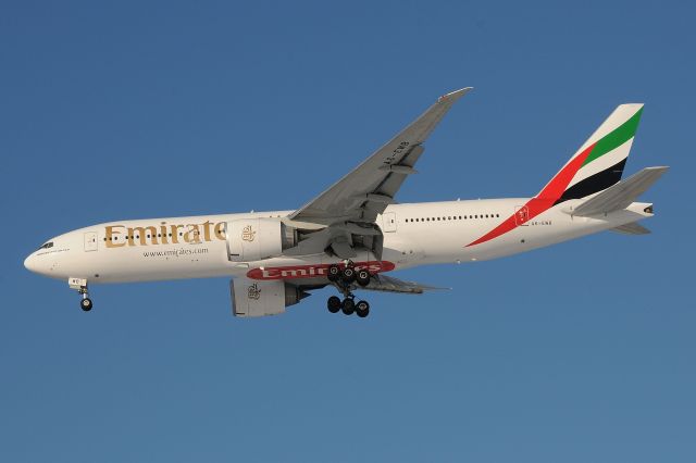 Boeing 777-200 (A6-EWB)