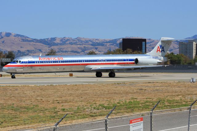 McDonnell Douglas MD-83 (N438AA)