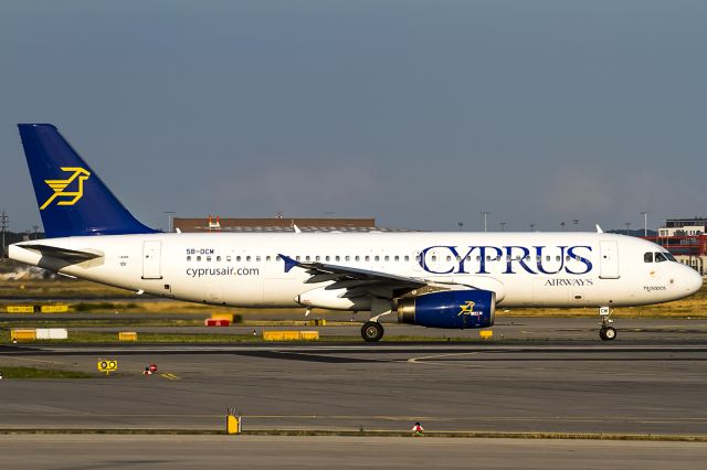 Airbus A320 (5B-DCM)