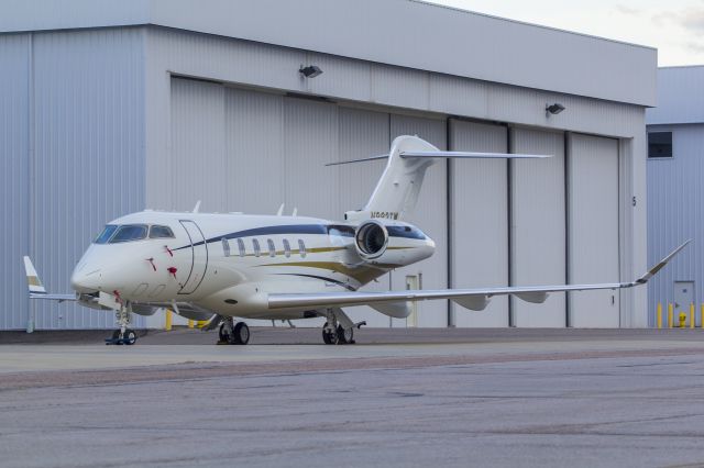 Canadair Challenger 350 (N883TW)