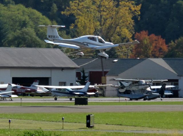 Diamond Star (N896AM) - Perfect landing on Danburys difficult runway 26. RELIANT AIR has the lowest fuel price on the Danbury (KDXR) Airport.