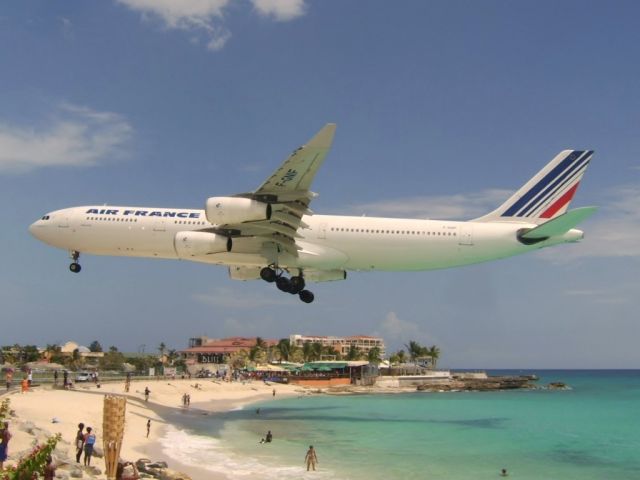 Airbus A340-300 (F-GNIF) - Arriving to sxm!