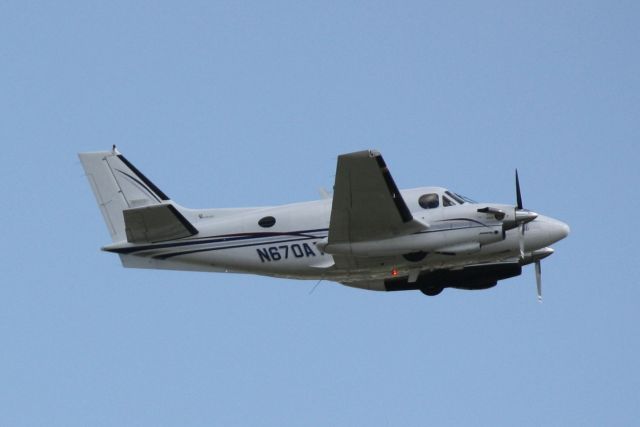 Beechcraft King Air 90 (N670AT)