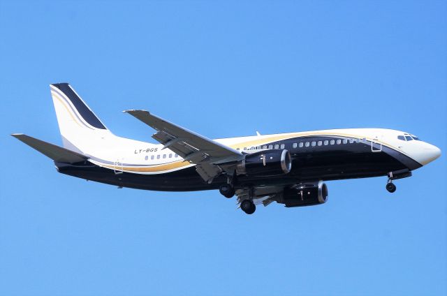 BOEING 737-300 (LY-BGS)