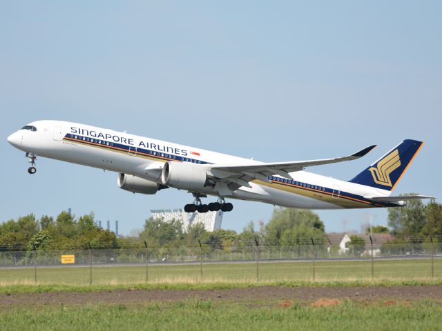 Airbus A350-900 (9V-SMS) - St. Magleby RWY22R