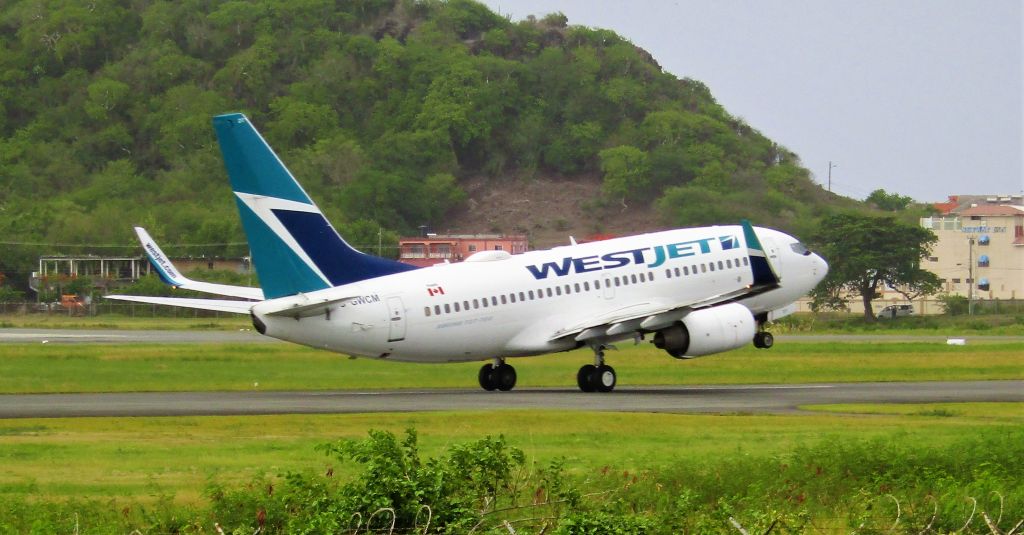 Boeing 737-700 (C-GWCM)