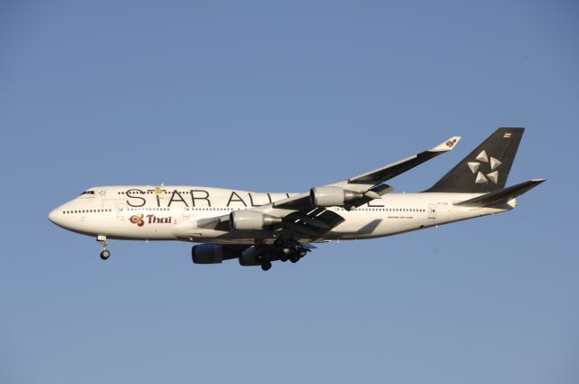 Boeing 747-400 (HS-TGW) - Landing at Narita Intl Airport 34L on 2010/1/1 Star Alliance c/s