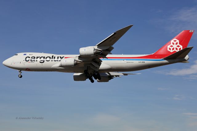 BOEING 747-8 (LX-VCB) - Lands. 