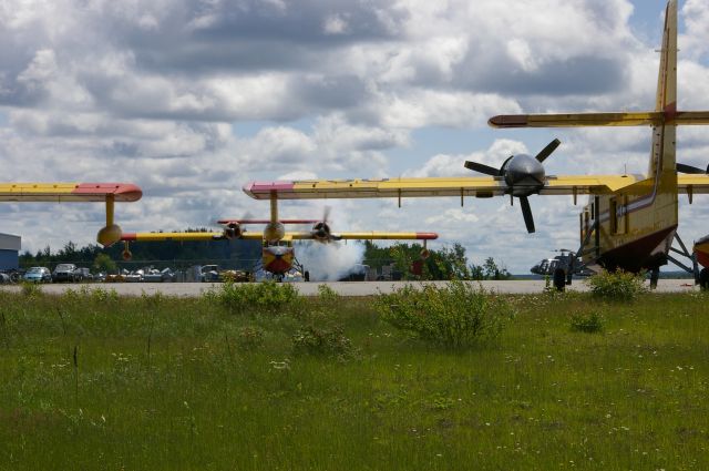 — — - J'étais à CYVO quand ce CL-215 a fait démarrer un de ses moteurs qui crachait de la fumée (normal). Moteur radial de 18 cylindres avec 2100 h.p.