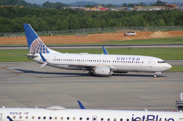 Boeing 737-800 (N76528)