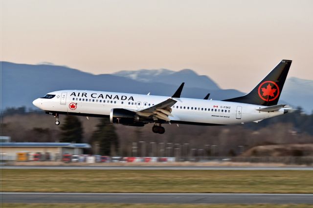 Boeing 737 MAX 8 (C-FSKZ)