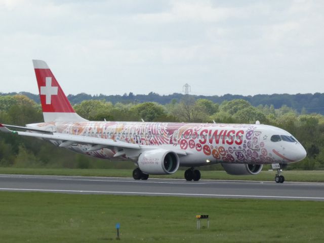 OSKBES-MAI Kityonok (HB-JCA) - Swiss A220 shot in 4K arriving off 05L from Zurich at Manchester