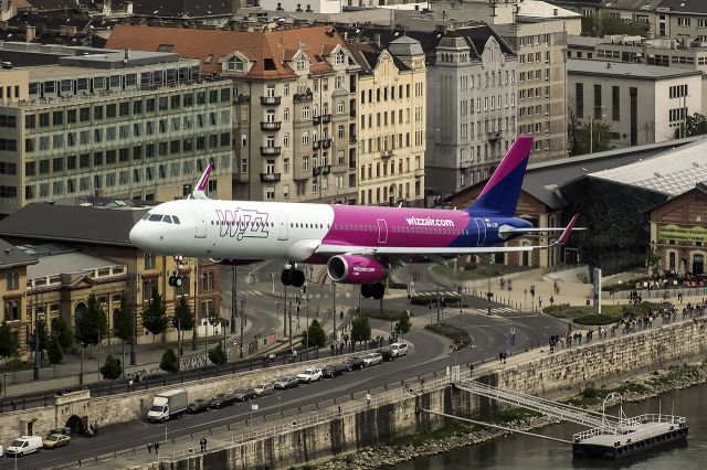 Airbus A321 (HA-LXD) - Over the Danube, todays air show on Budapest.