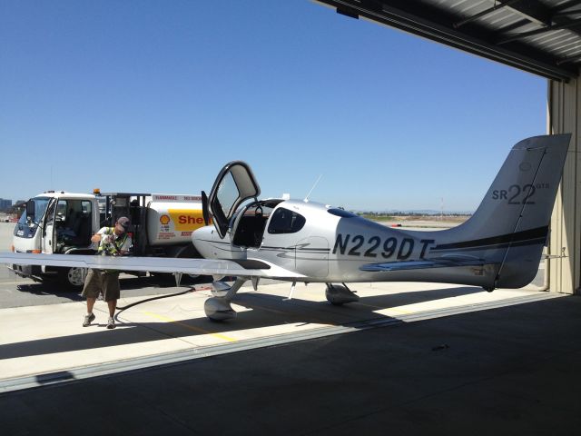 Cirrus SR-22 (N229DT)