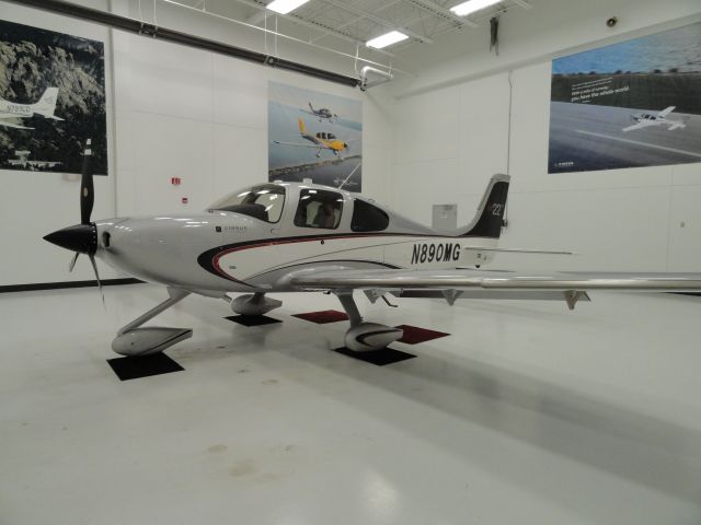 Cirrus SR-22 (N890MG)