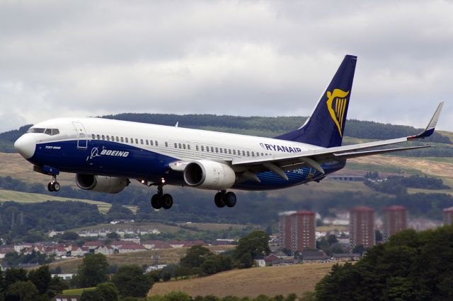 Boeing 737-800 (EI-DCL) - Still with the "Dreamliner" colours