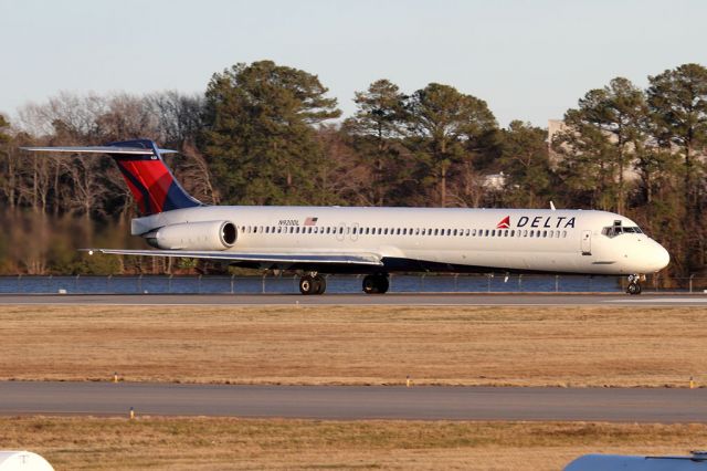 McDonnell Douglas MD-88 (N920DL) - Delta Air Lines N920DL (FLT DAL2123) on takeoff roll on RWY 23 en route to Hartsfield-Jackson Atlanta Int'l (KATL).